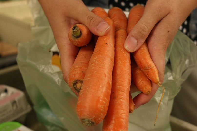 un manojo de zanahorias frescas