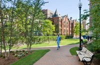 Foto de un profesional médico caminando por el campus del Boston Medical Center