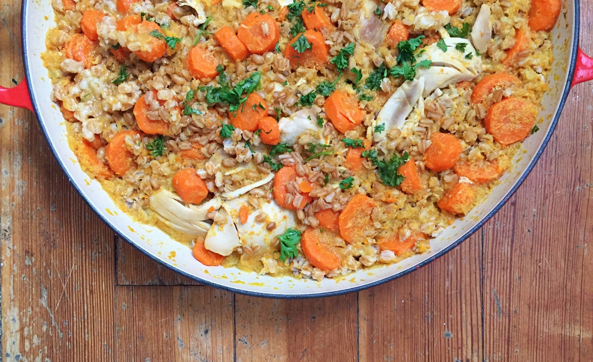 Pollo, zanahorias y arroz en una olla