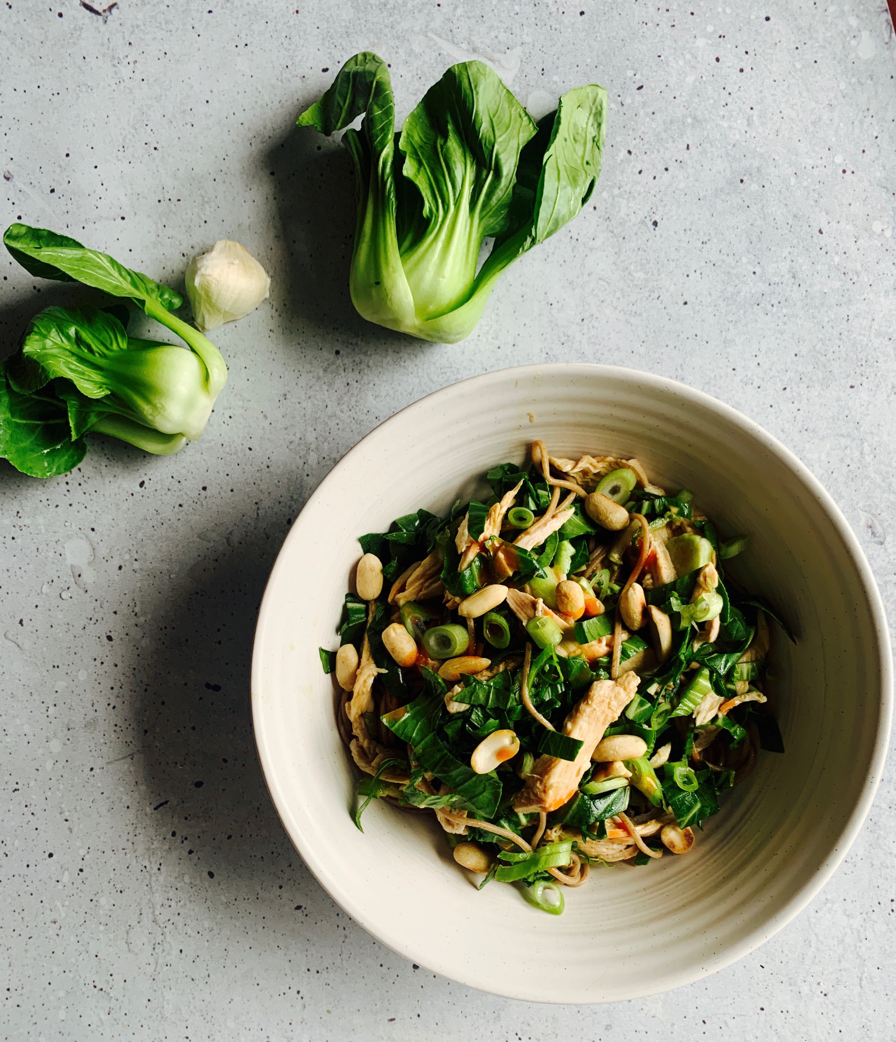 Fideos fríos con bok choy y pollo desmenuzado