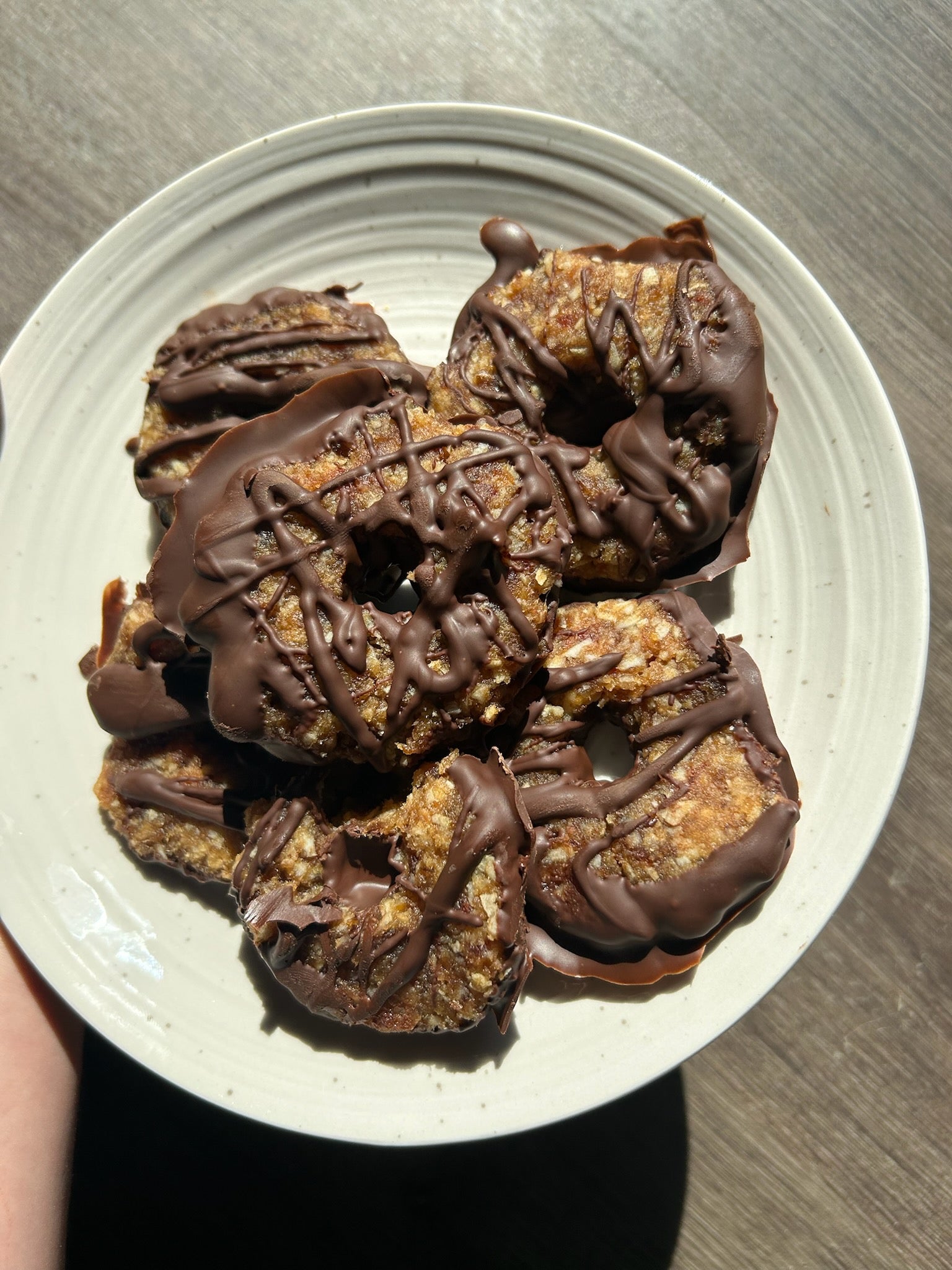 Dátiles endulzados naturalmente, coco y harina de almendras, bañados y rociados con rico chocolate.