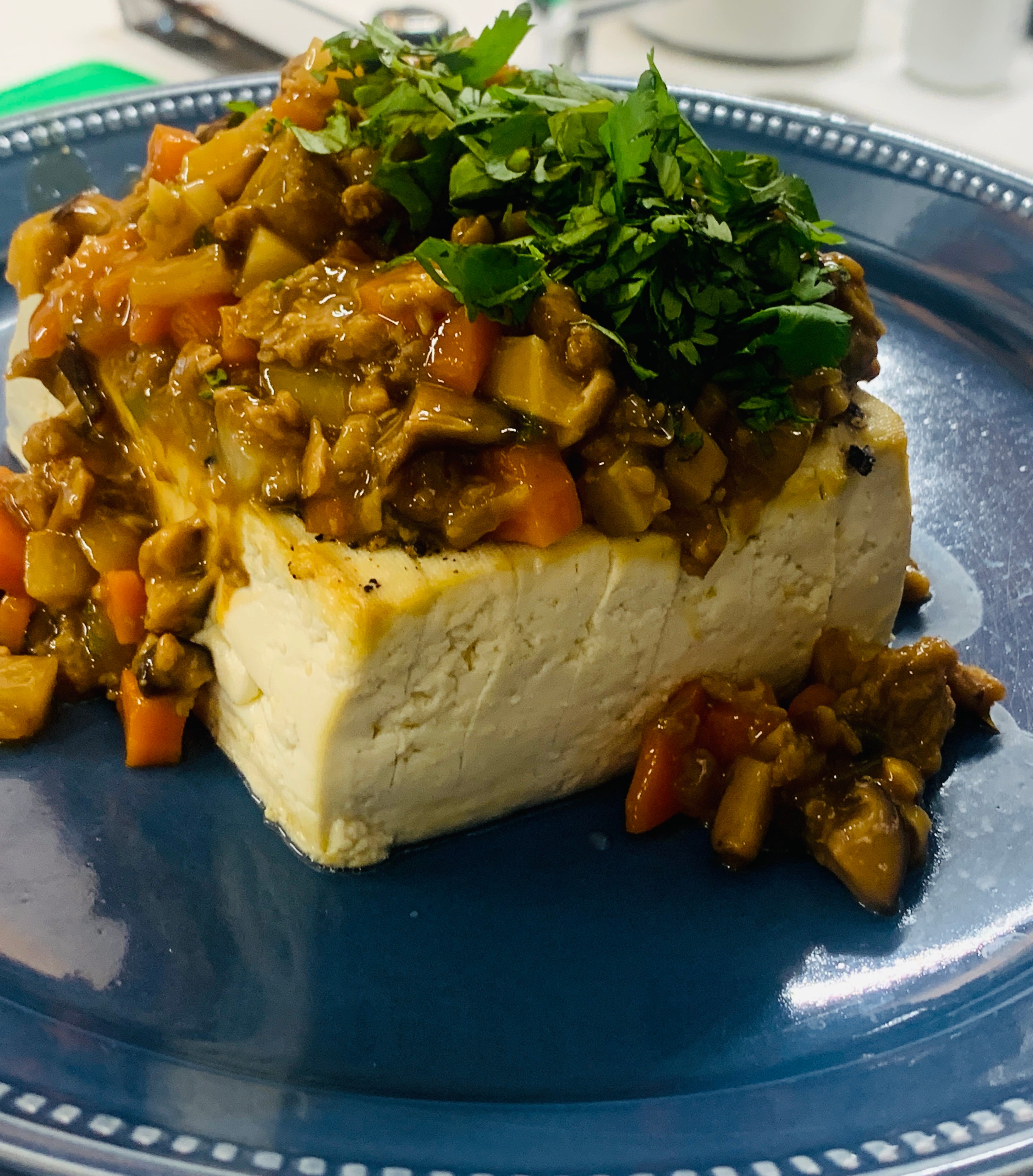 Tofu al horno servido con salsa vegetariana