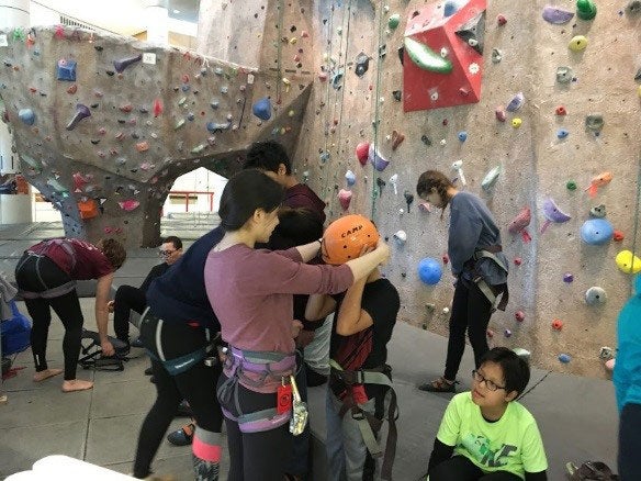 ¡Preparándose para escalar rocas!