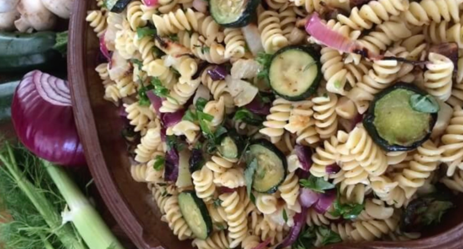 Ensalada de pasta vegetal saludable para el riñón