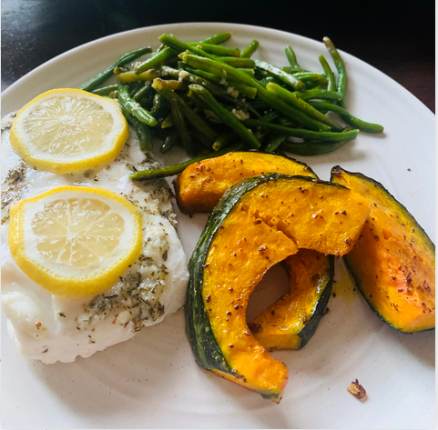 pescado, calabaza y judías verdes en un plato blanco