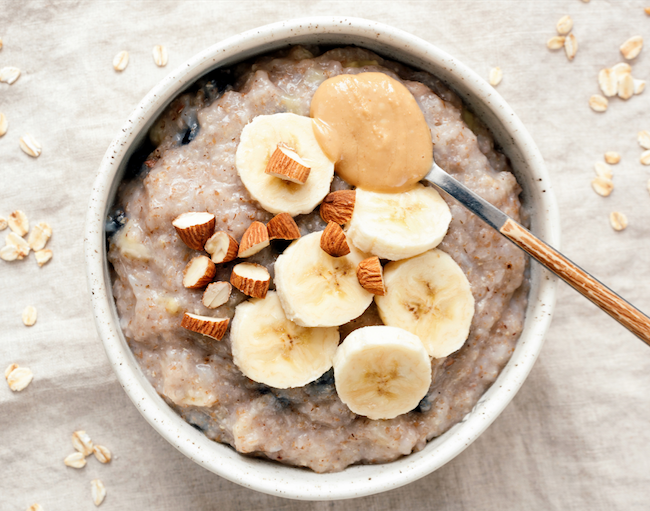 Avena con plátano y mantequilla de maní