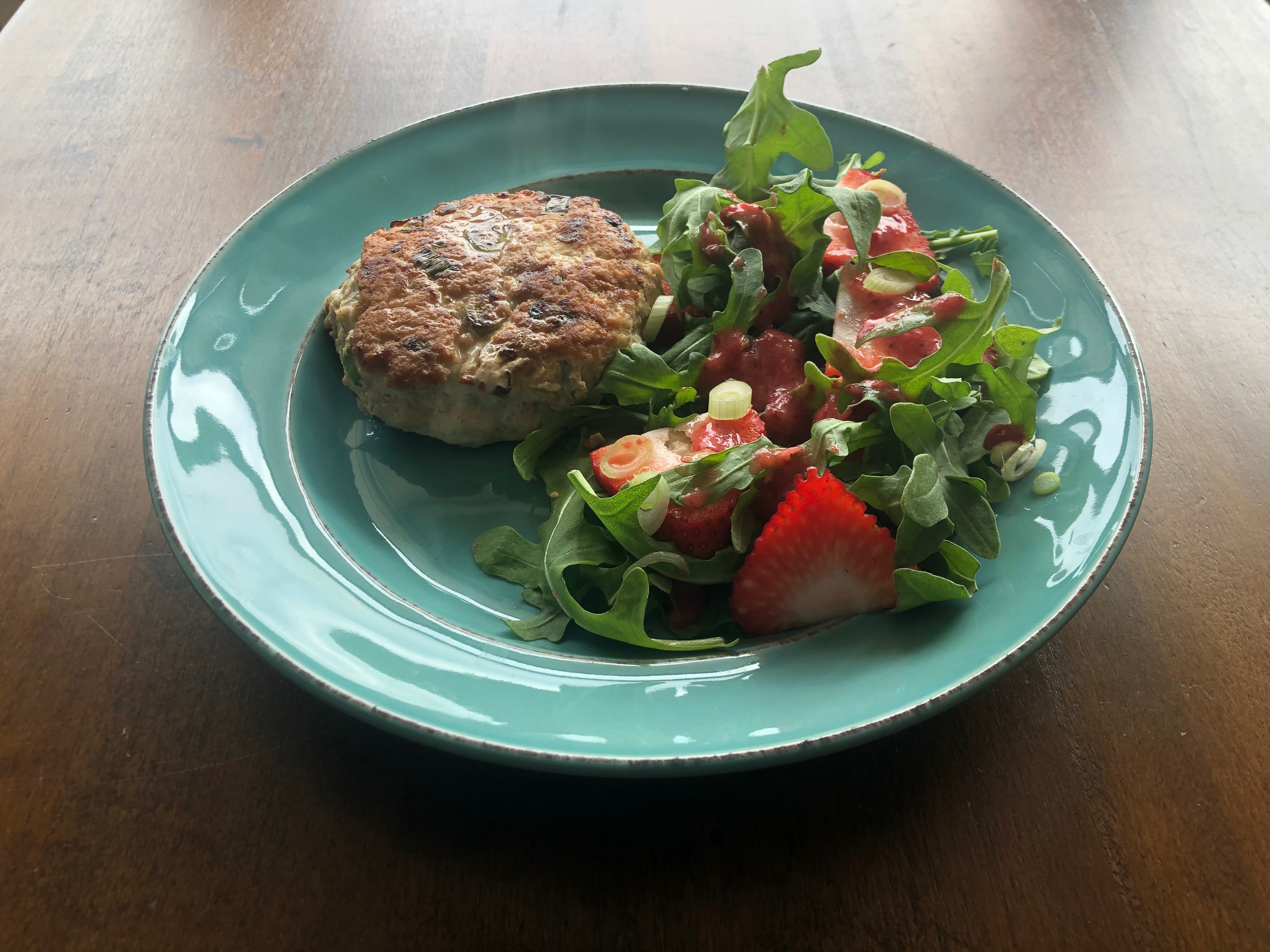 Hamburguesa de pavo con espinacas y ensalada