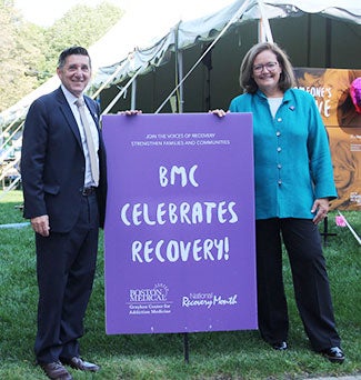 Michael Botticelli, Michael Botticelli, director ejecutivo del Grayken Center en Boston Medical Center y Kate Walsh, presidenta y directora ejecutiva del Boston Medical Center (BMC).