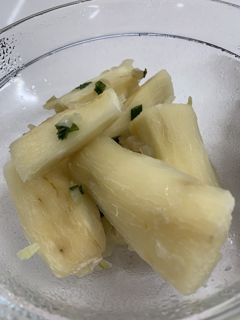 Un plato de yuca sabrosa al vapor con pimiento morrón y cebolla. 